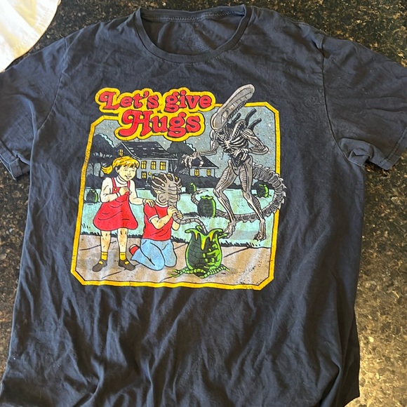 Gildan Other - Alien “Let’s Give Hugs” Graphic Tee Shirt - Size L